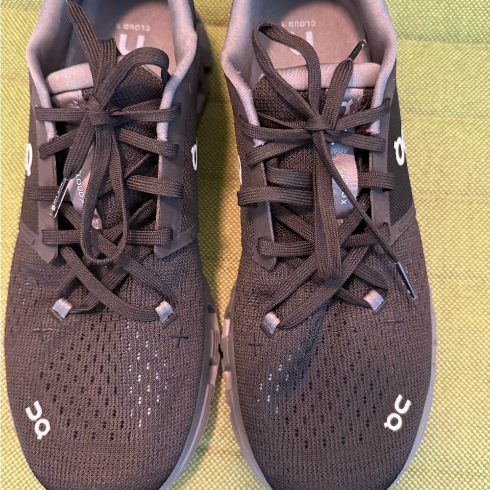 On Cloud X Versatile Men's Gray and Black Athletic Shoes